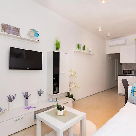 Jolara With Heated Pool Apartment