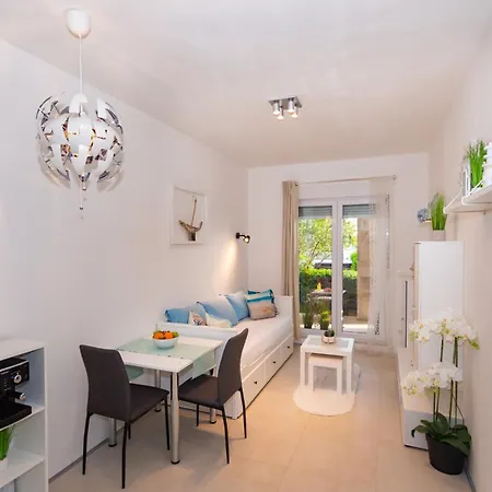 Jolara With Heated Pool Apartment