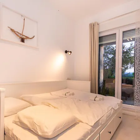 Jolara With Heated Pool Apartment *