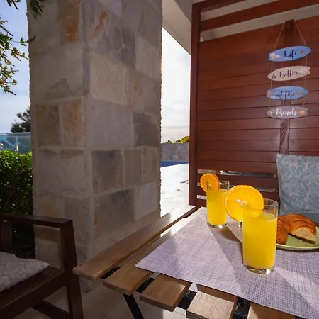 Jolara With Heated Pool Apartment